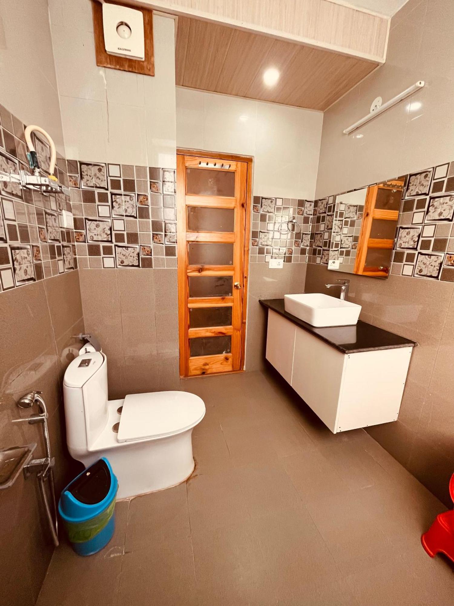 Aerovista - Selling Centrally Heated Near Mall Road 4* Manali (Himachal Pradesh)