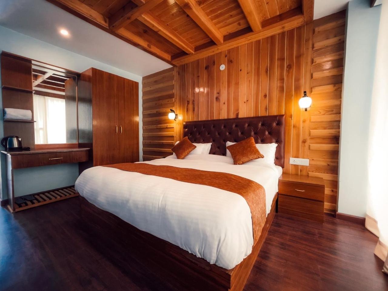 Hotel Aerovista - Selling Centrally Heated Near Mall Road