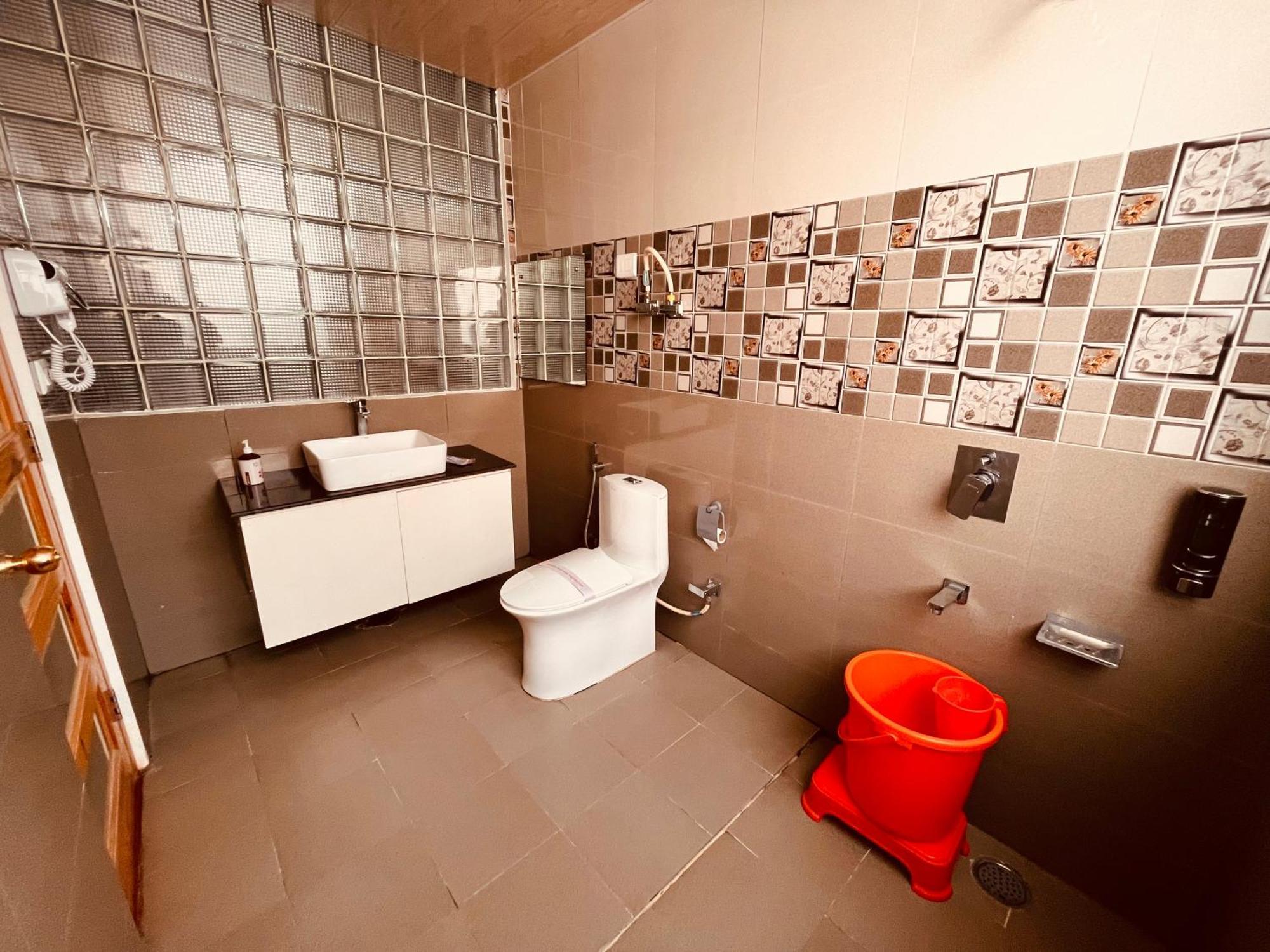 Aerovista - Selling Centrally Heated Near Mall Road Hotel Manali (Himachal Pradesh)