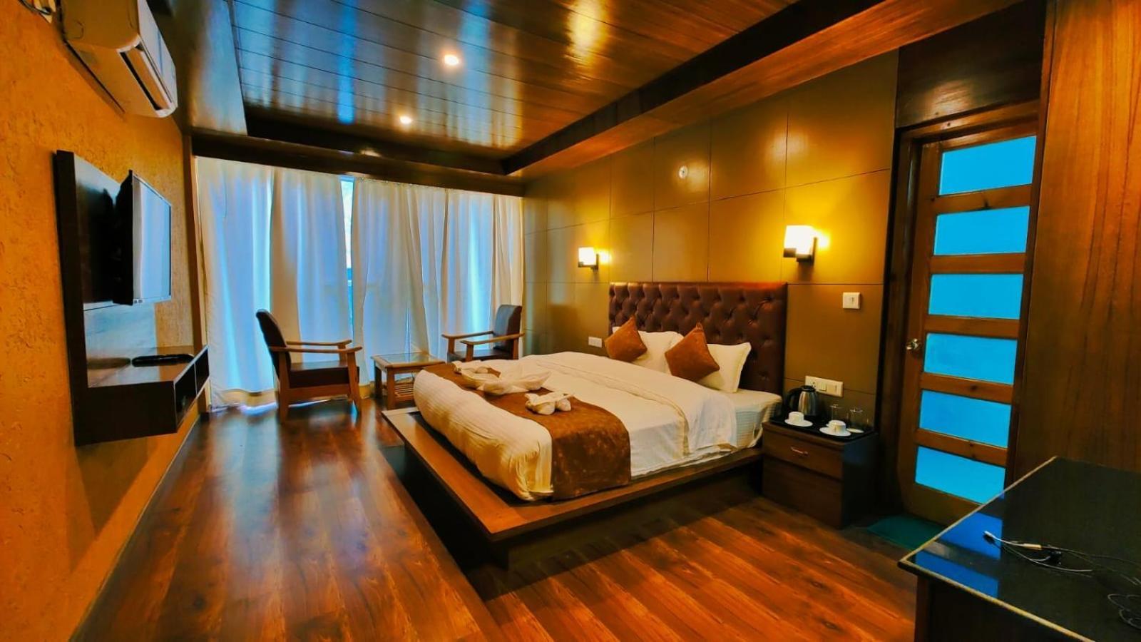 Aerovista - Selling Centrally Heated Near Mall Road Hotel